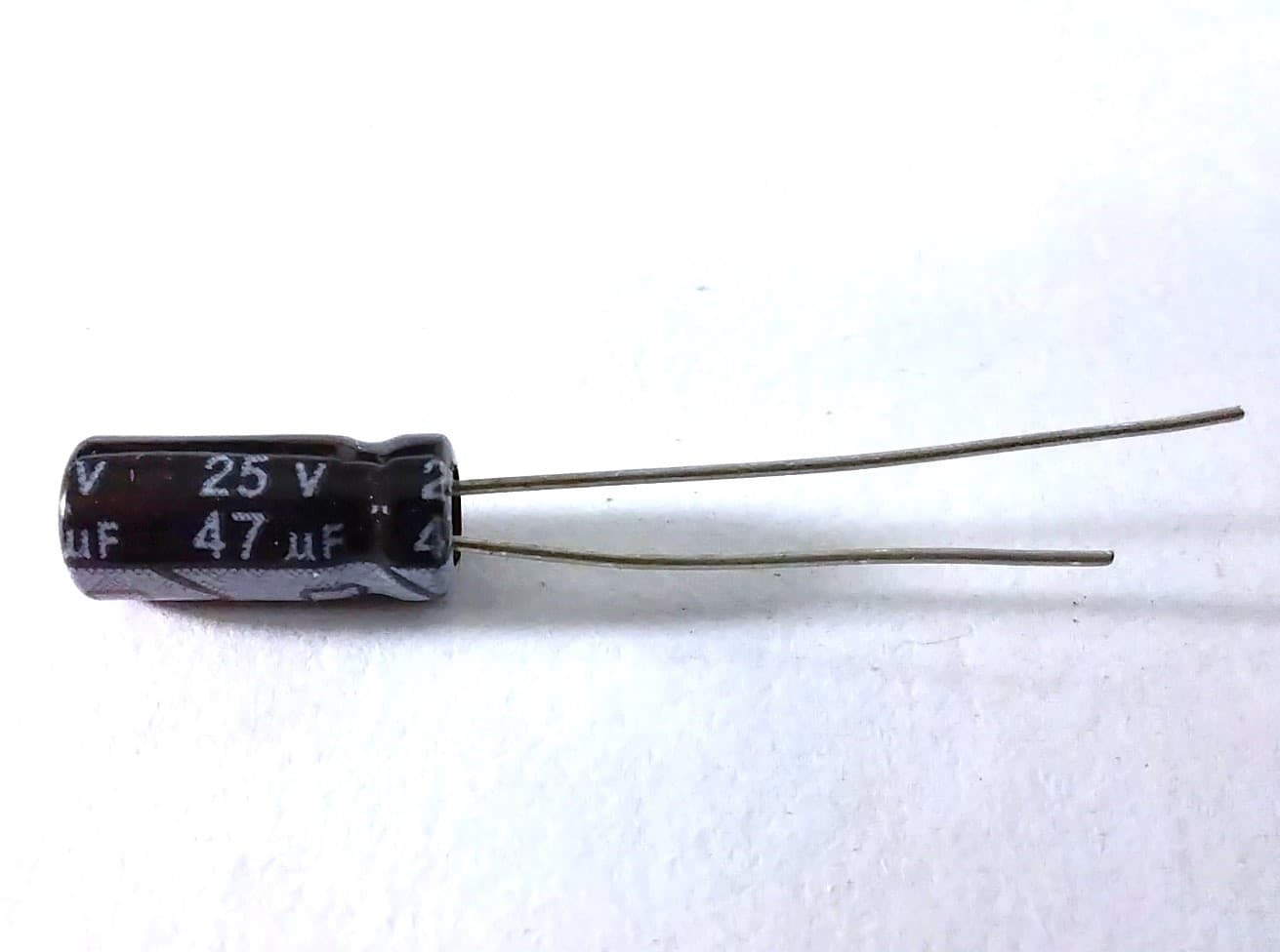 47uF Electrolytic Capacitor · imagen 1