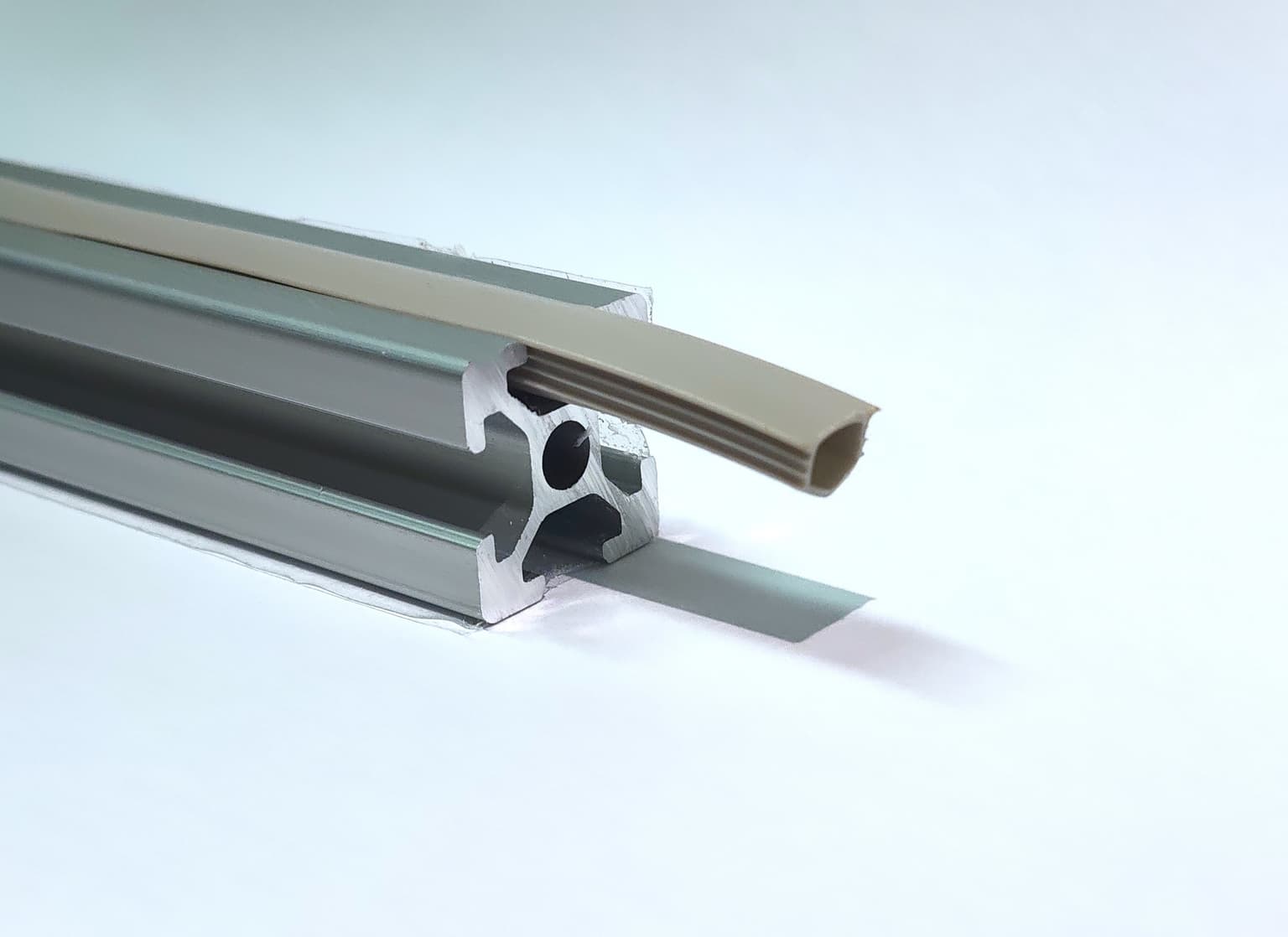 Extrusion slot cover strip (1m) · imagen 1